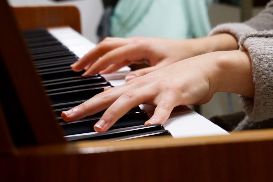 Beginner piano player taking a free trial online piano lesson at home